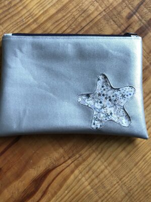 Pochette zippée en simili cuir