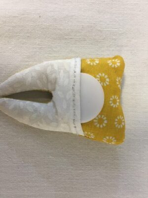 Dents pour petite souris blanc moutarde