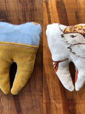 Dents pour petite souris blanc moutarde 2