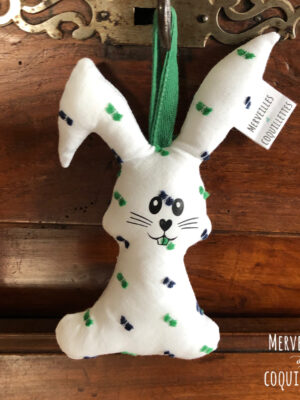 Lapin "noeuds bleus et verts"